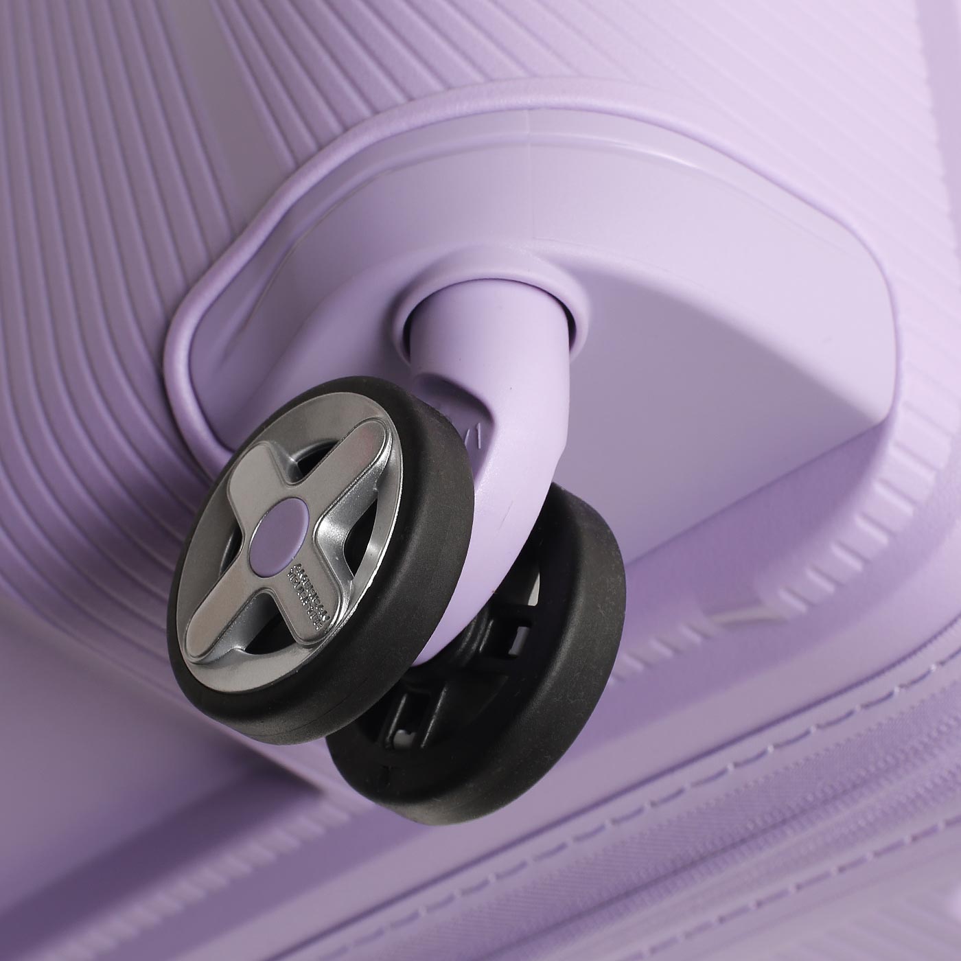 Чемодан средний M из полипропилена American Tourister Starvibe