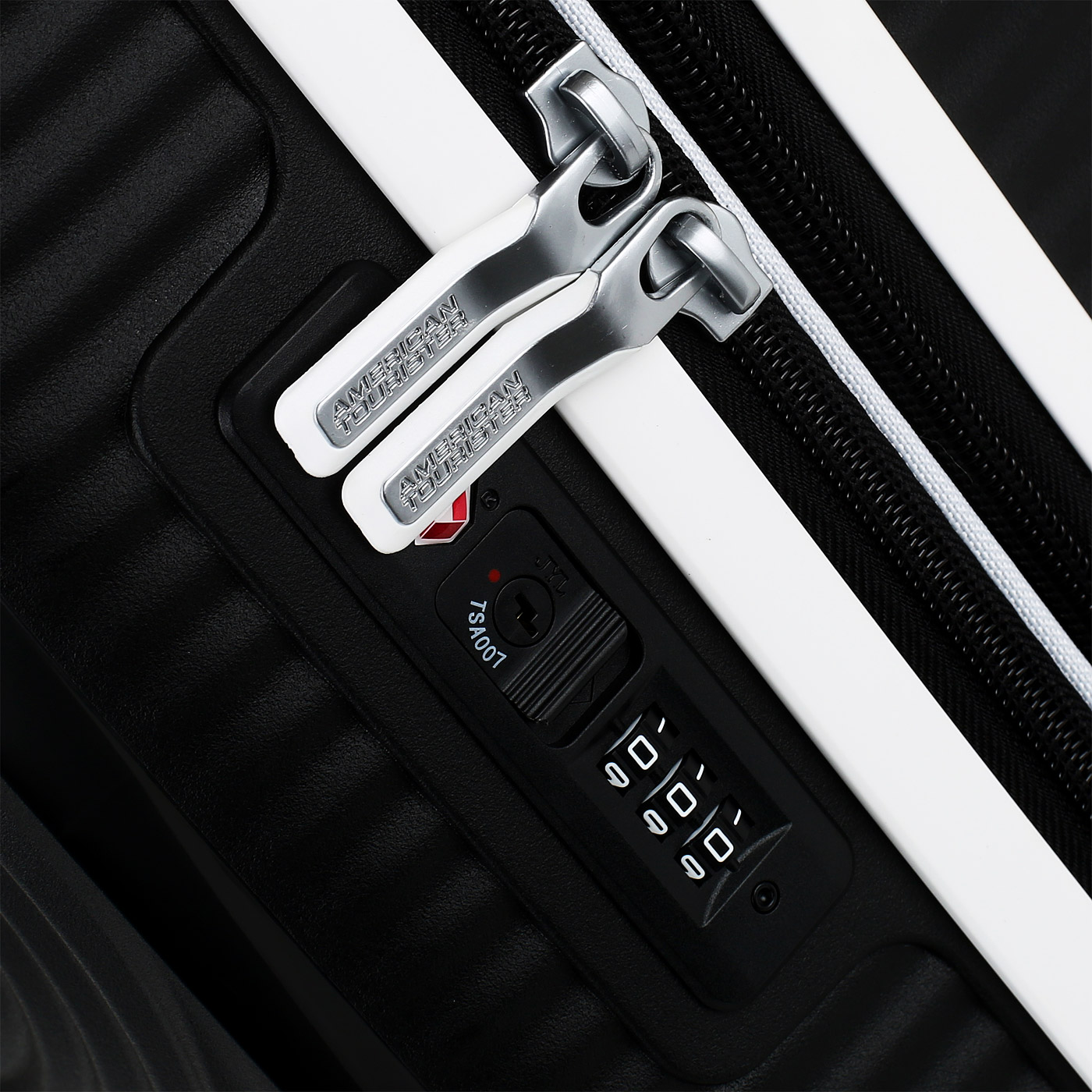 Чемодан для ручной клади из полипропилена с кодовым замком American Tourister Soundbox