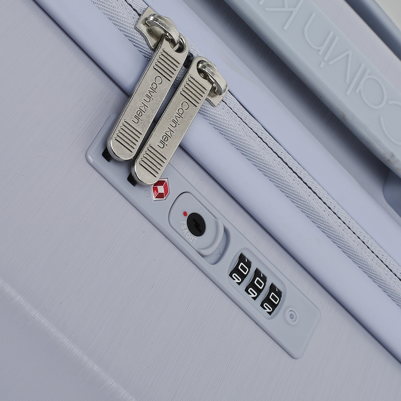 Чемодан средний M из ABS-пластика с кодовым замком Calvin Klein CK-642 Soho