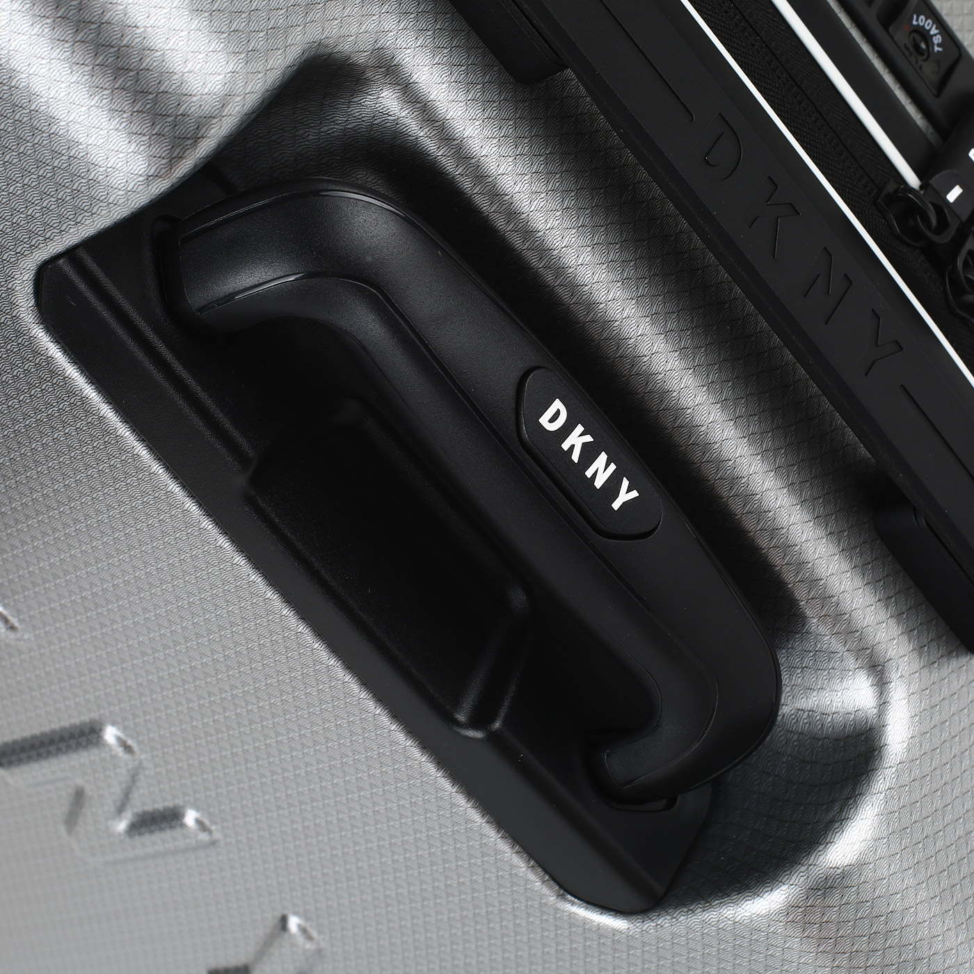 Чемодан средний M из ABS-пластика с кодовым замком DKNY DKNY-300 Dash