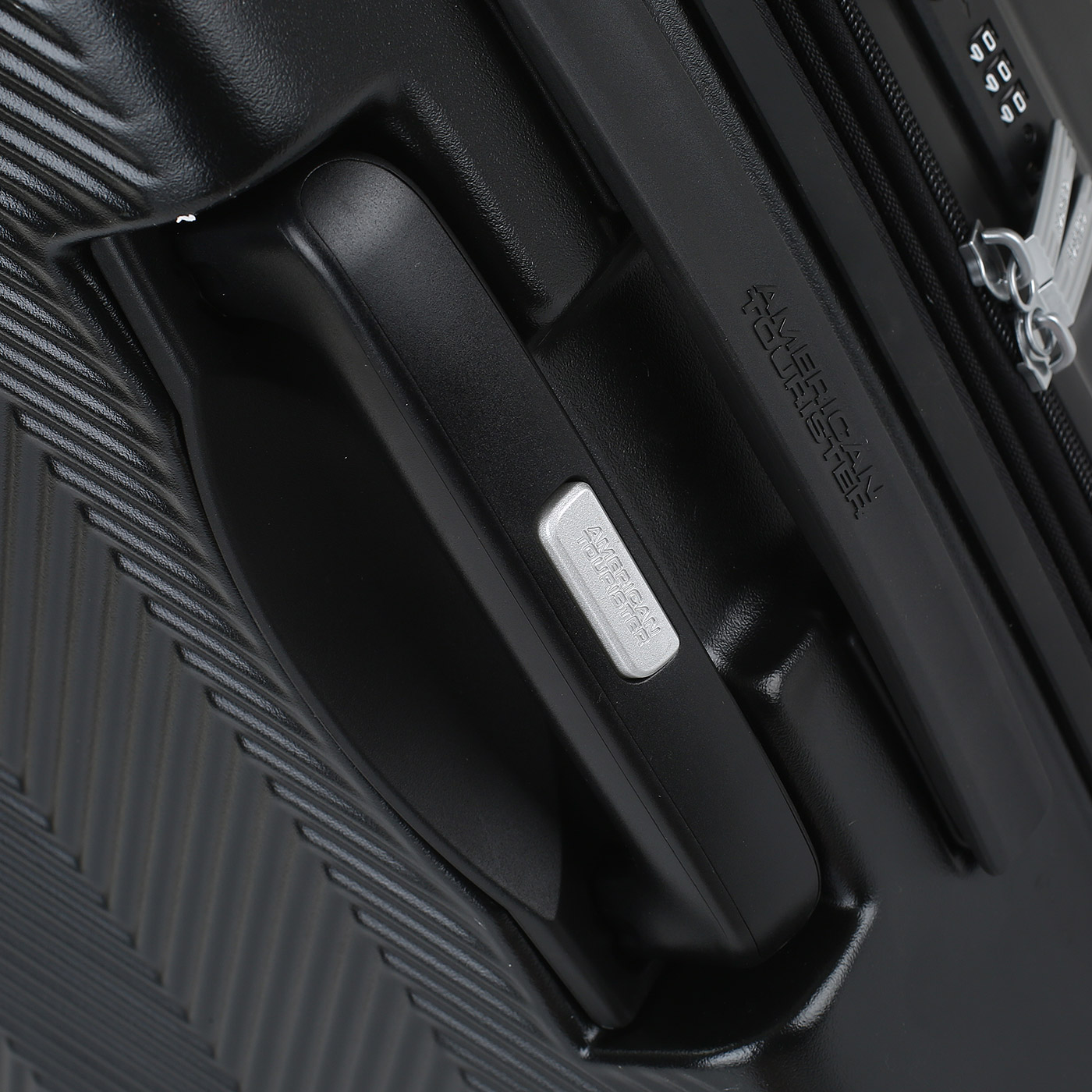 Чемодан средний M из поликарбоната с кодовым замком American Tourister Flylife