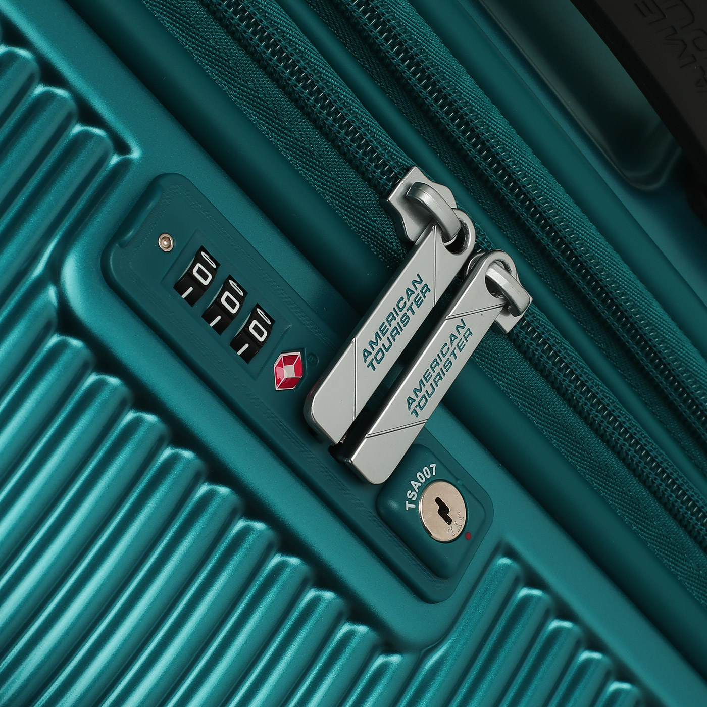 Чемодан большой L из поликарбоната с кодовым замком American Tourister Modern Dream