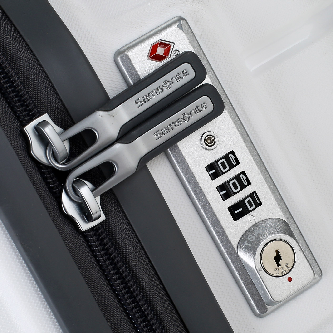 Чемодан средний M из полипропилена с кодовым замком Samsonite Flux