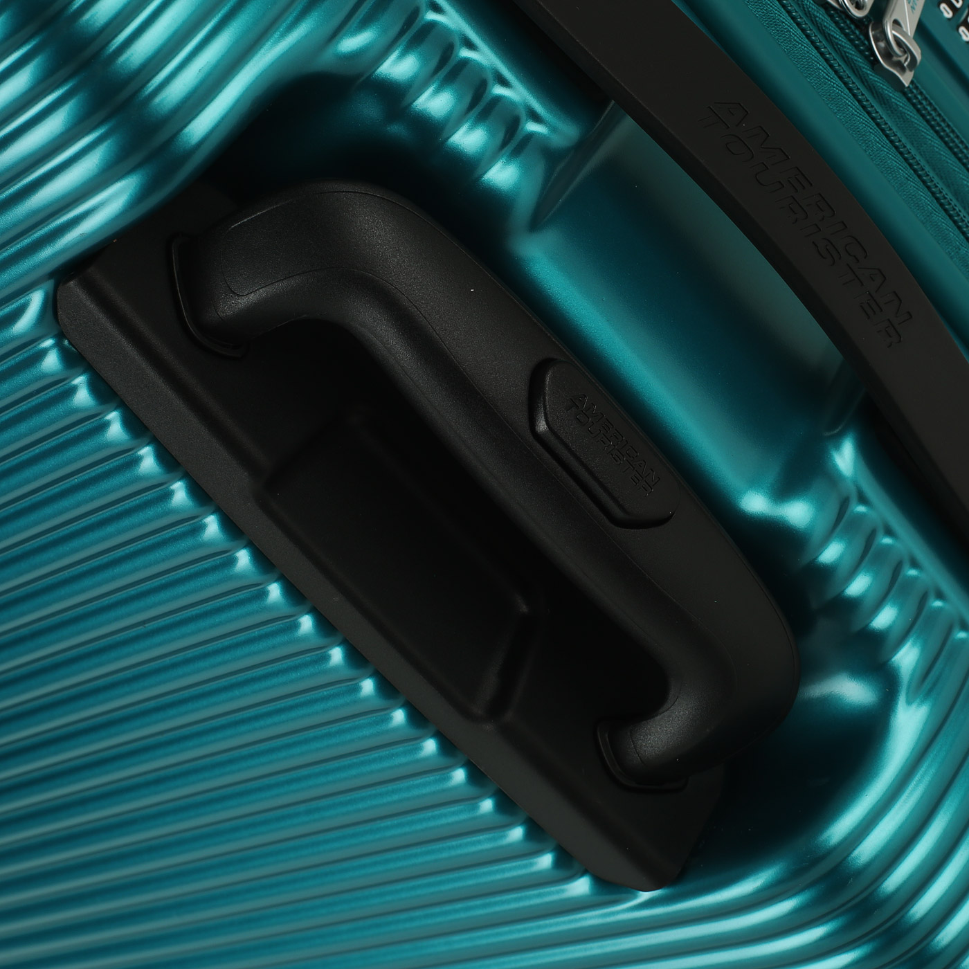 Чемодан большой L из поликарбоната с кодовым замком American Tourister Modern Dream