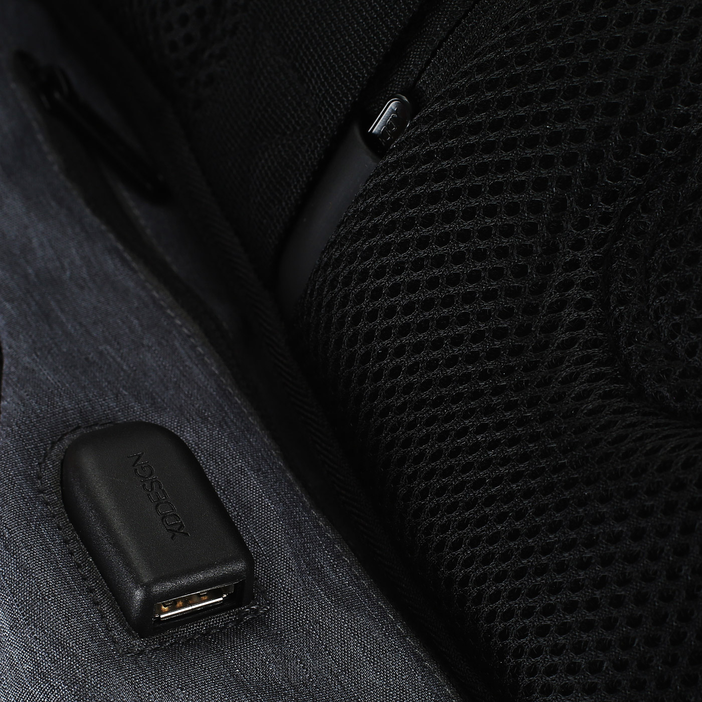 Рюкзак с USB-портом для зарядки XD Design Bobby Compact