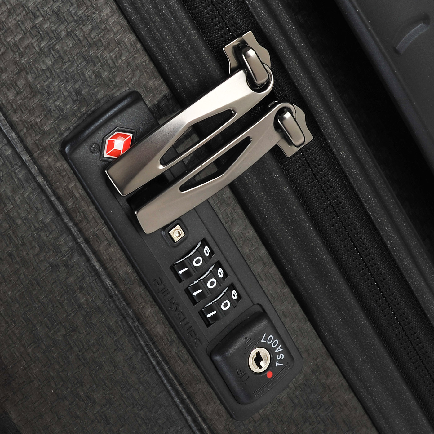 Чемодан средний M из материала Curv Samsonite Cosmolite