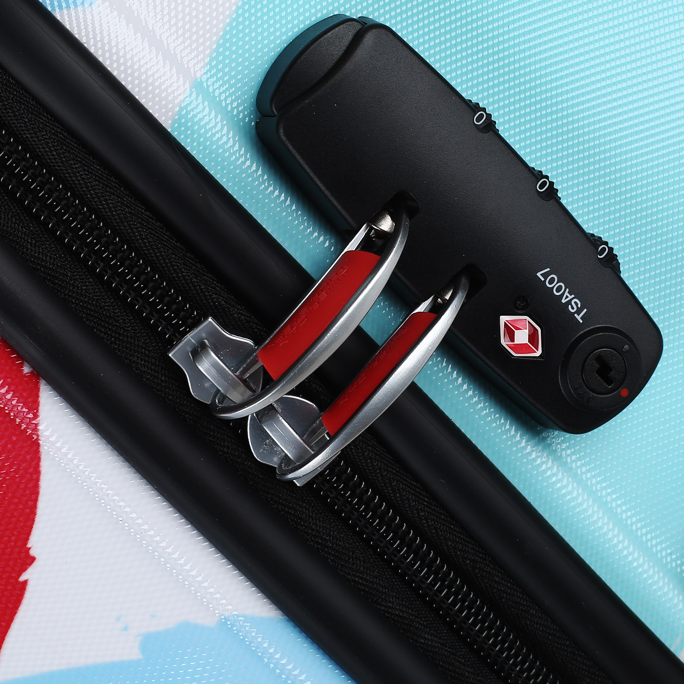 Чемодан средний M из ABS-пластика с кодовым замком American Tourister Disney Legends