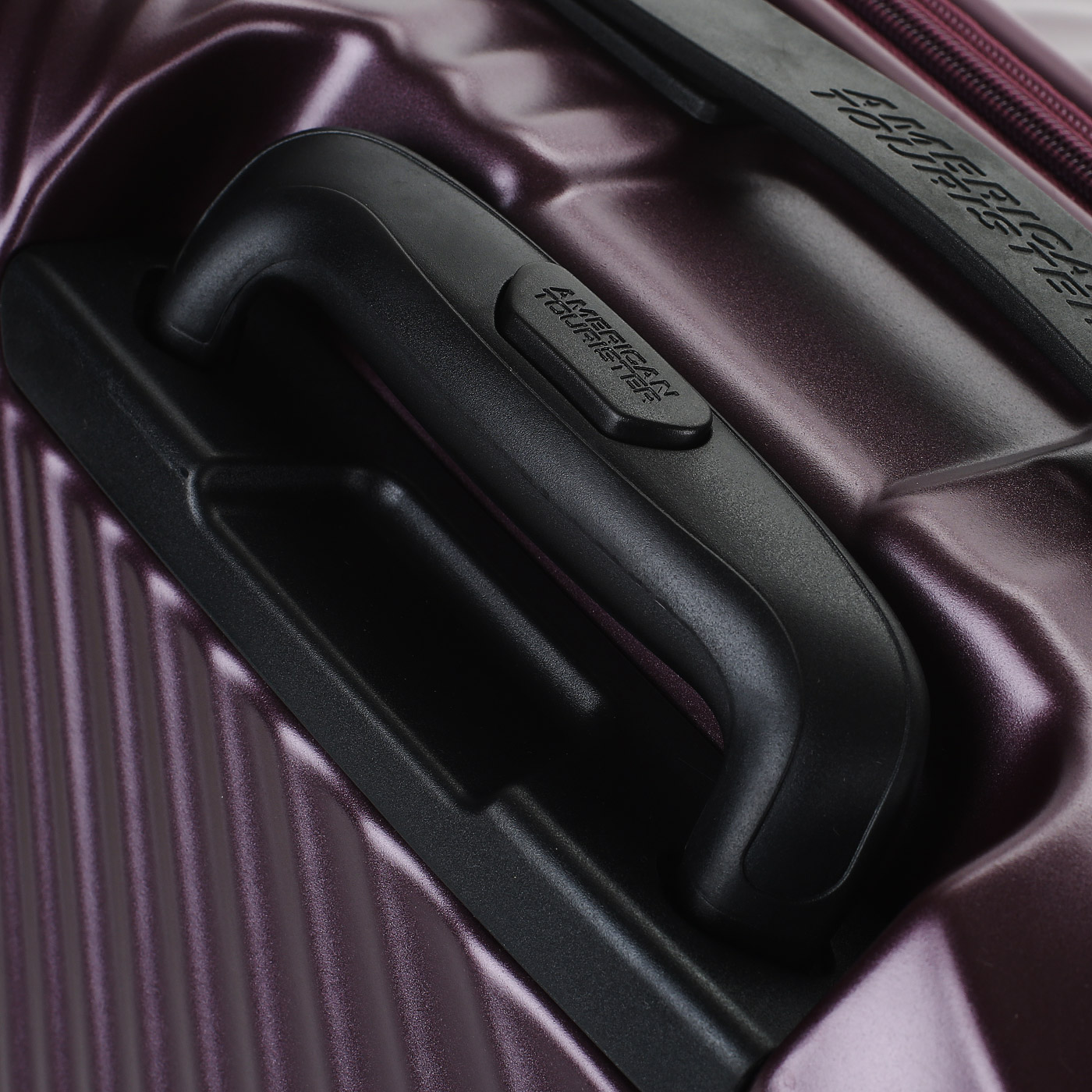 Чемодан средний M из ABS-пластика с кодовым замком American Tourister Jetglam