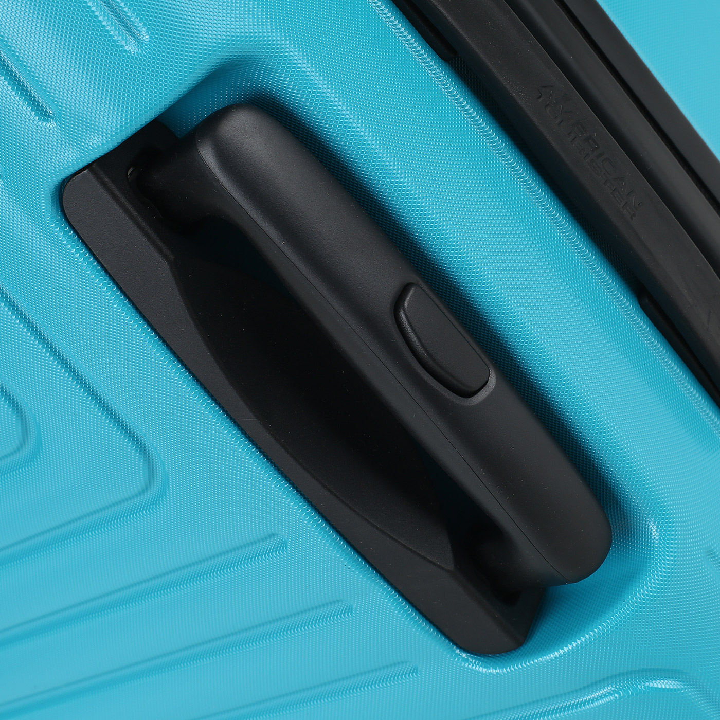 Чемодан средний M из поликарбоната с кодовым замком American Tourister Mighty Maze