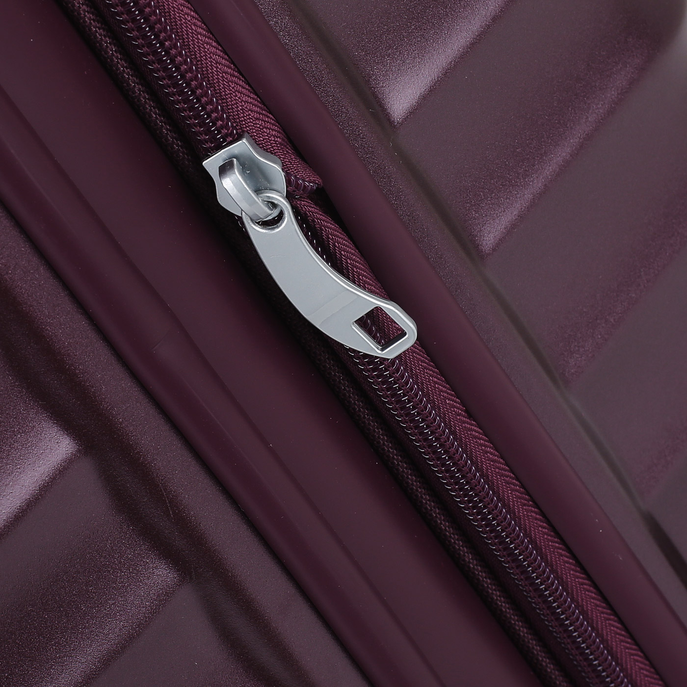 Чемодан средний M из ABS-пластика с кодовым замком American Tourister Jetglam