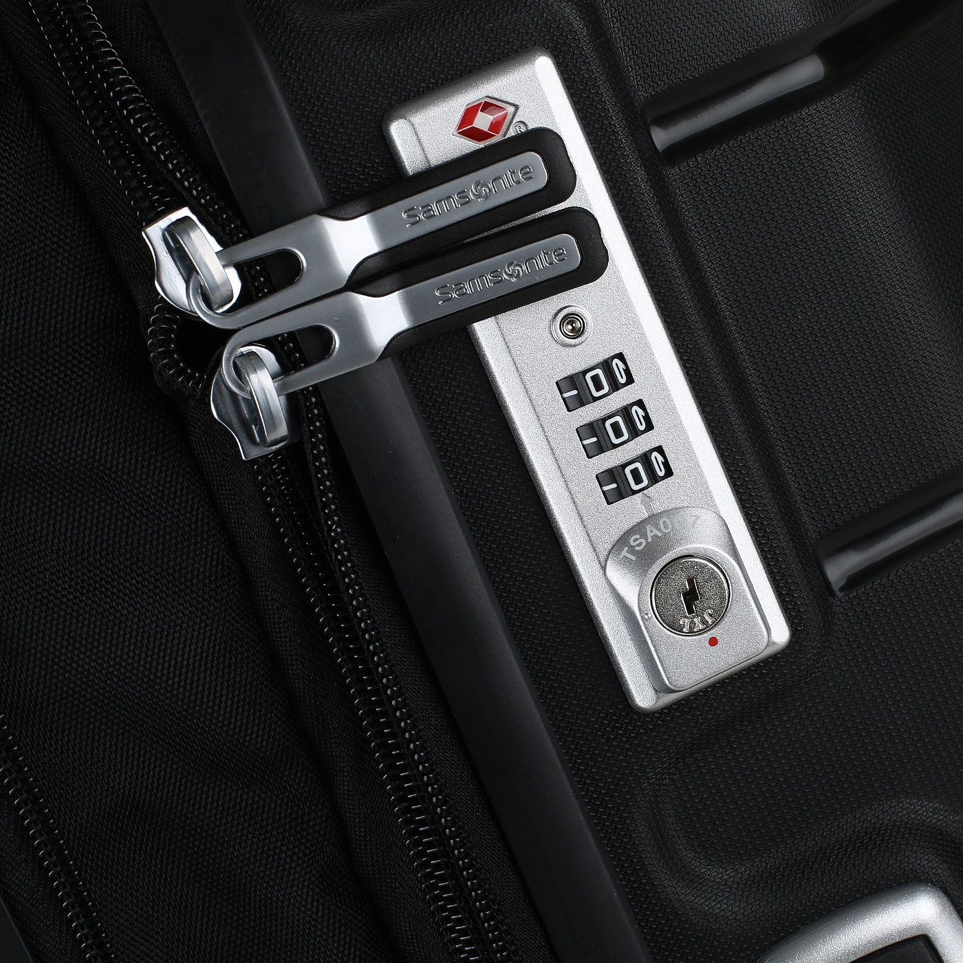 Чемодан средний M из полипропилена с кодовым замком Samsonite Flux