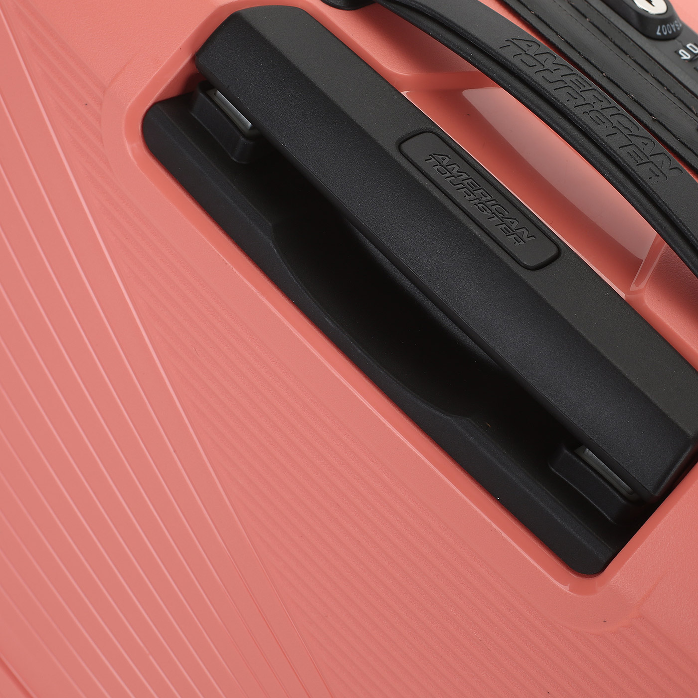 Чемодан для ручной клади из полипропилена с кодовым замком American Tourister Airconic