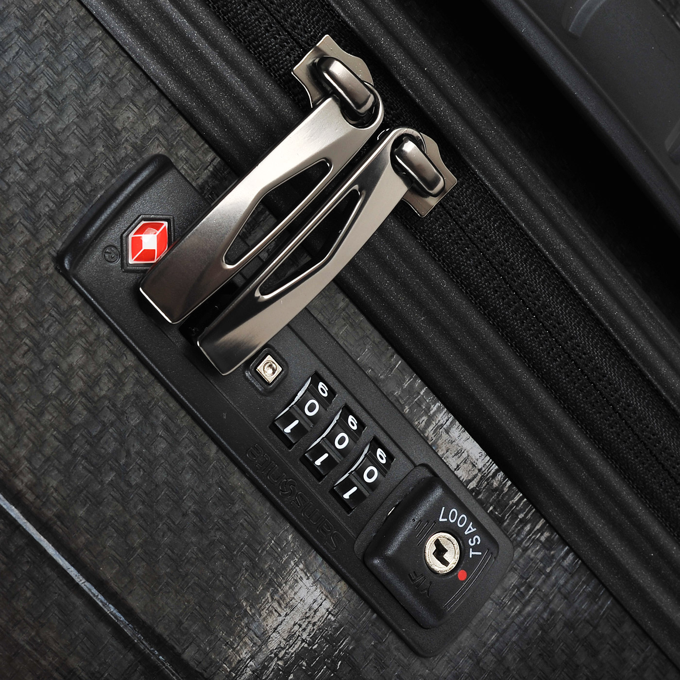 Чемодан очень большой XL из материала Curv с кодовым замком Samsonite Cosmolite