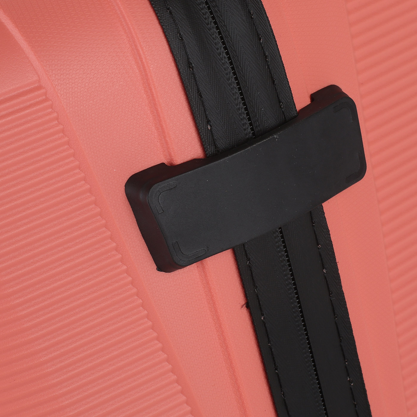 Чемодан средний M из полипропилена с кодовым замком American Tourister Airconic