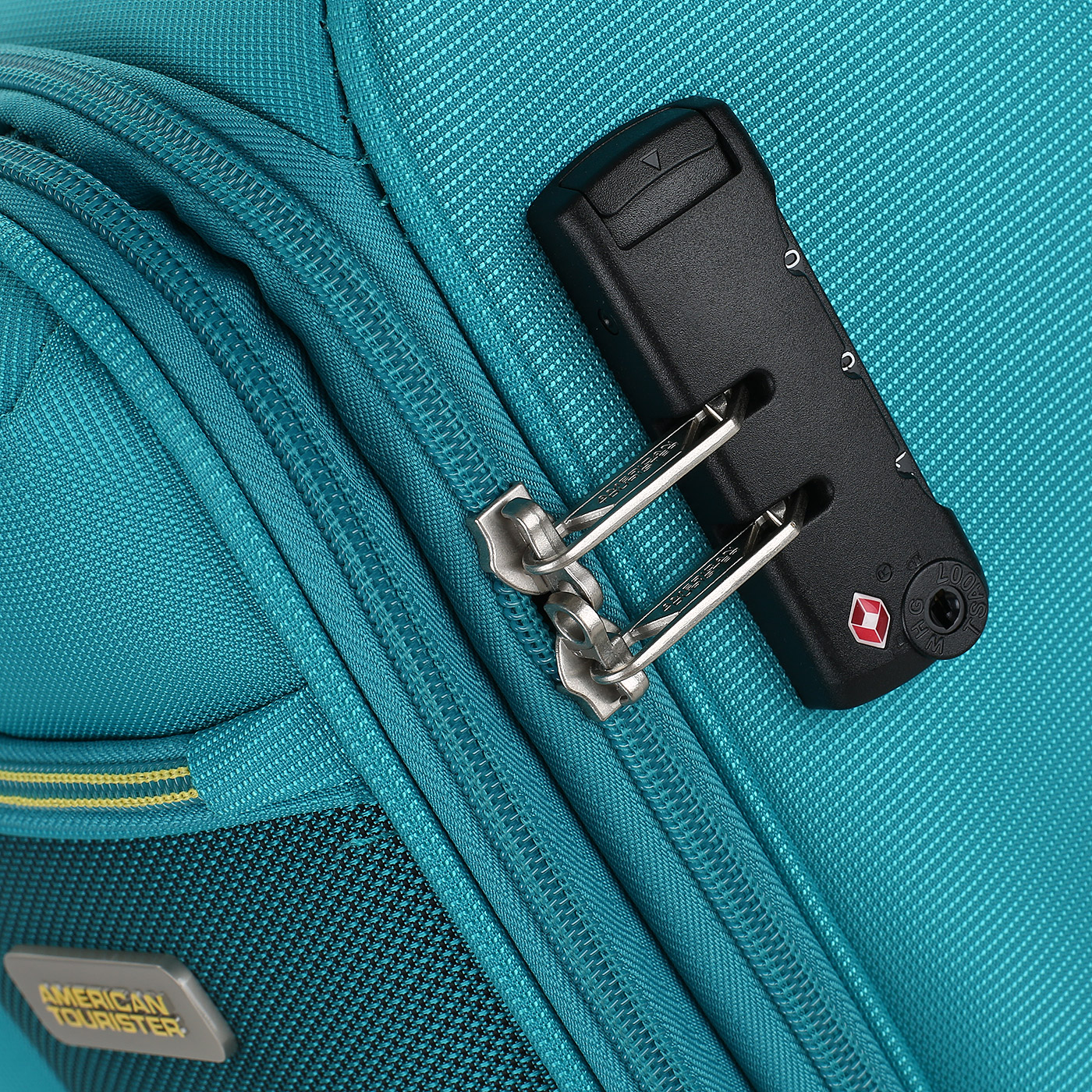 Чемодан средний M тканевый с кодовым замком American Tourister Sens