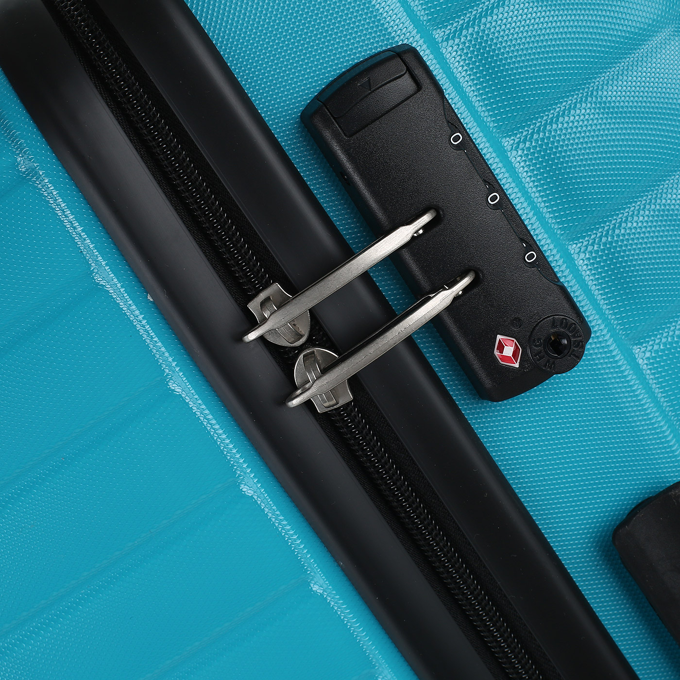 Чемодан средний M из поликарбоната с кодовым замком American Tourister Mighty Maze