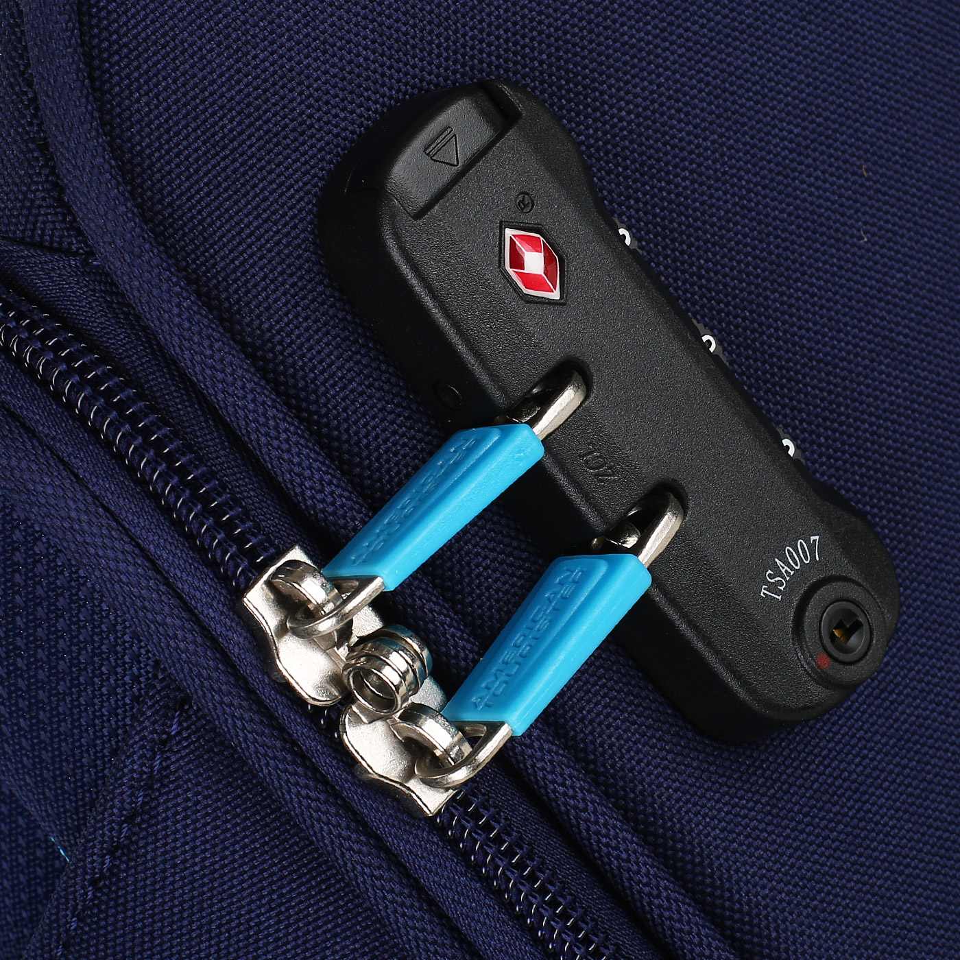 Чемодан средний M тканевый с кодовым замком American Tourister Holiday Heat